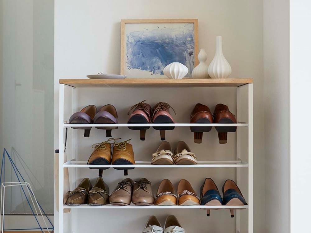 YAMAZAKI/towerの天板付きシューズラック。スチールと木材を使用した高さ87cmの縦型収納棚。