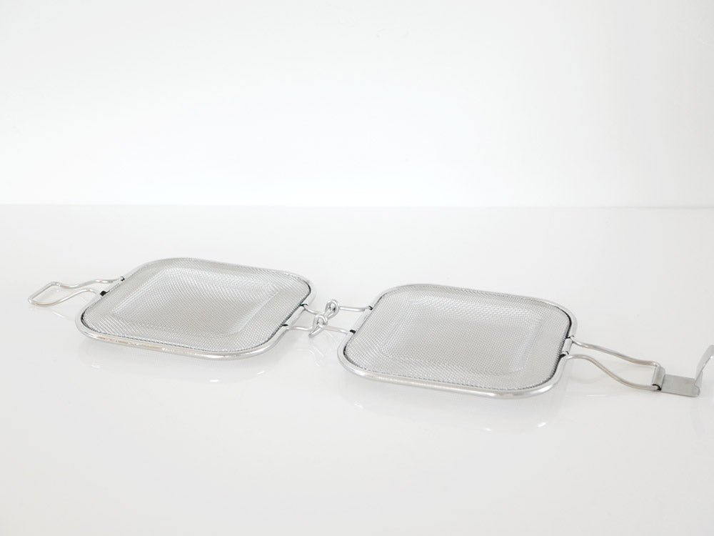 銀色のステンレス製サービングトレイ