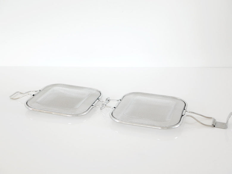 銀色のステンレス製サービングトレイ