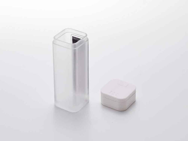 towerブランドの黒色マグネットスパイスボトル