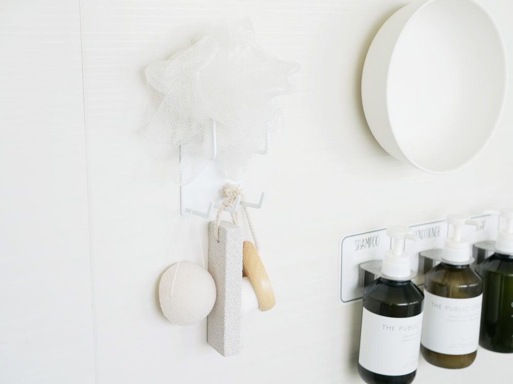 浴室に取り付けられたマグネットバスクリーニングツールホルダーでスポンジを収納