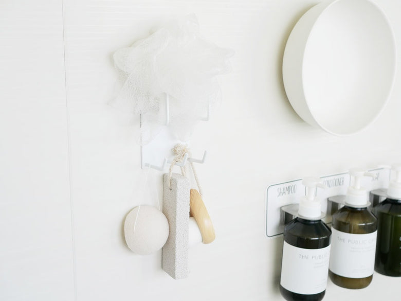 浴室に取り付けられたマグネットバスクリーニングツールホルダーでスポンジを収納