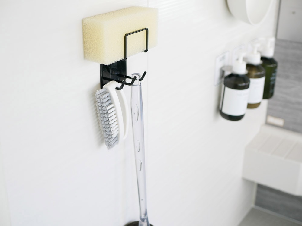 浴室に取り付けられたマグネットツールホルダー