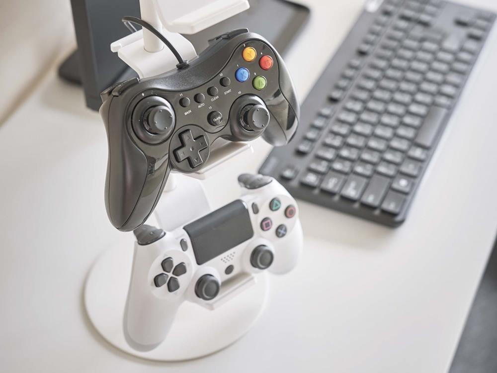 銀色のゲームコントローラー収納ラック