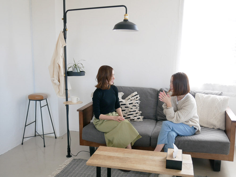 リビングルームに配置された家具と照明の室内写真