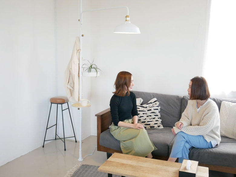 家具やランプが配置された居心地良いリビングルーム