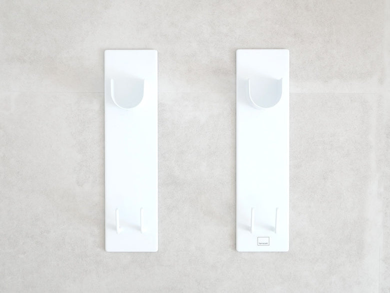 白いプラスチック製マグネット式物干しホルダー