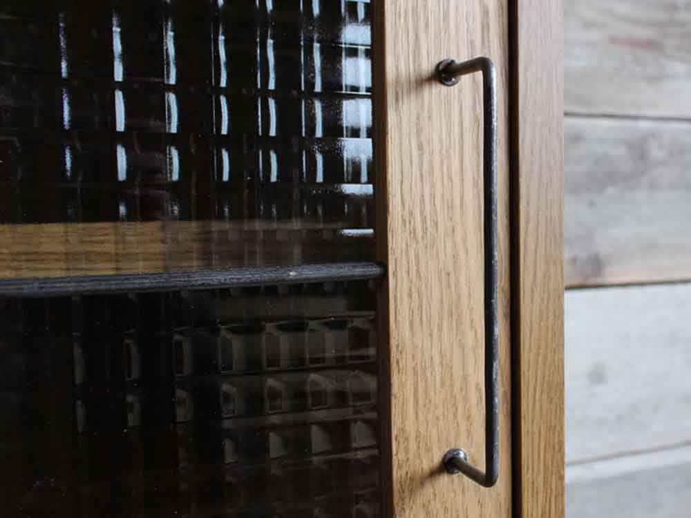 アデペシュ製オーク無垢スライドガラスキャビネット