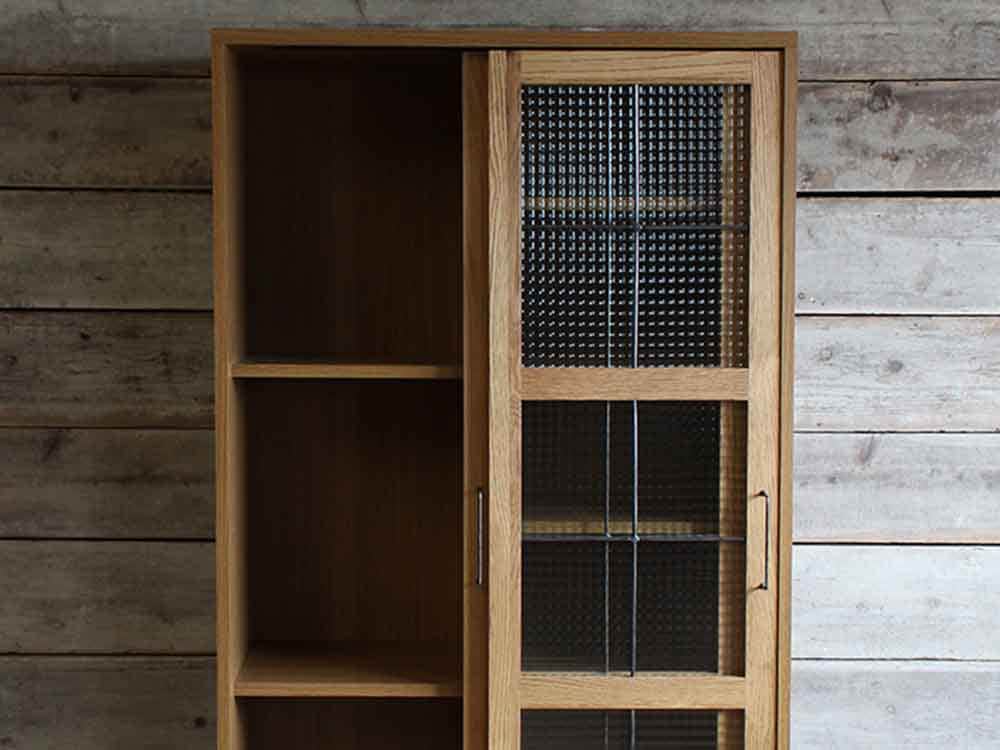 adepecheのスライドガラスキャビネット、木製棚付き