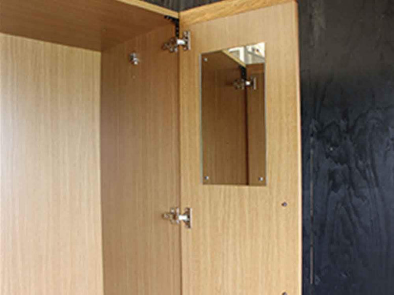 オーク無垢製の2ドアワードローブと引き出し付き