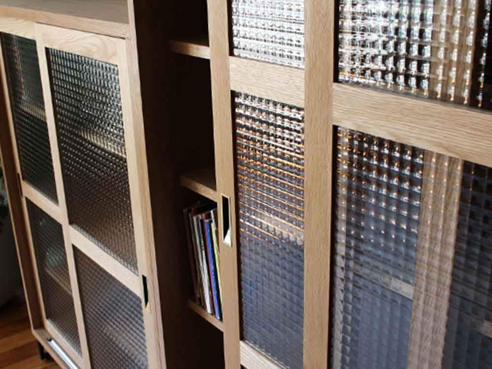 オーク無垢のスライドガラスキャビネット