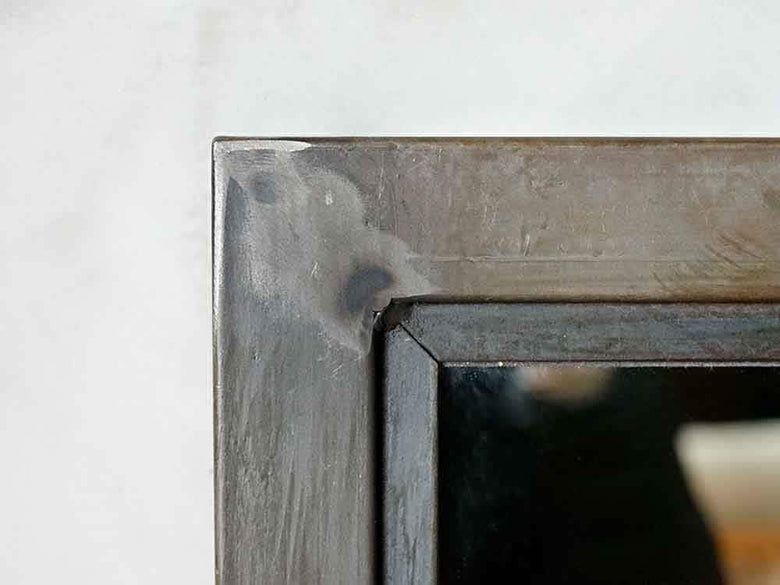 グレーとシルバーのスチール製ミラーフレーム