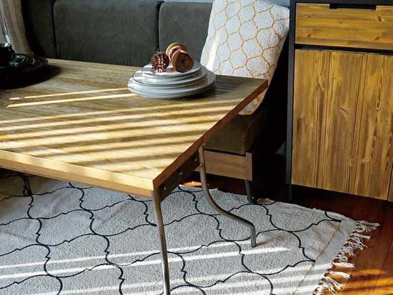 パイン無垢材とスチール製のWARM LDテーブル