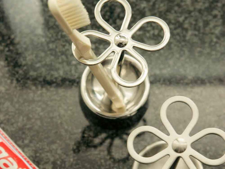 銀色のステンレス製4ホールトゥースブラシホルダー