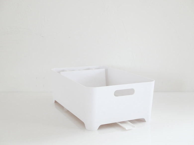 YAMAZAKI/tower製の白色ABS樹脂製水切りバスケット、キッチンに置かれている様子