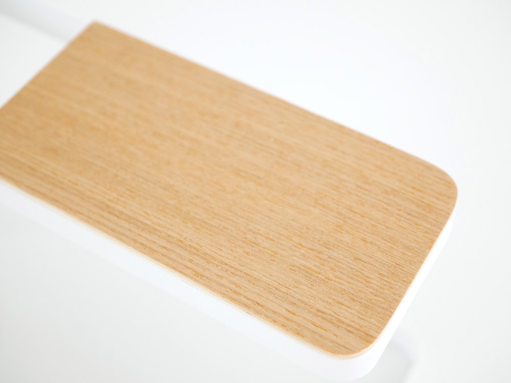 YAMAZAKI/towerのデスクバー。天然木積層合板とスチールを組み合わせたモダンなデザインのデスクアクセサリー。