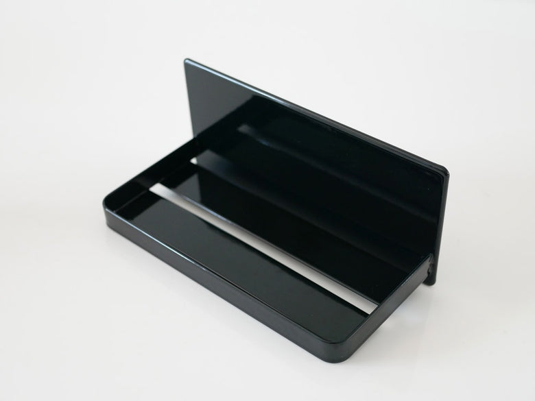 YAMAZAKI/tower製銀色スチールマグネットバスルームラック。浴室の平らな壁面に簡単に取り付け可能なデザイン。