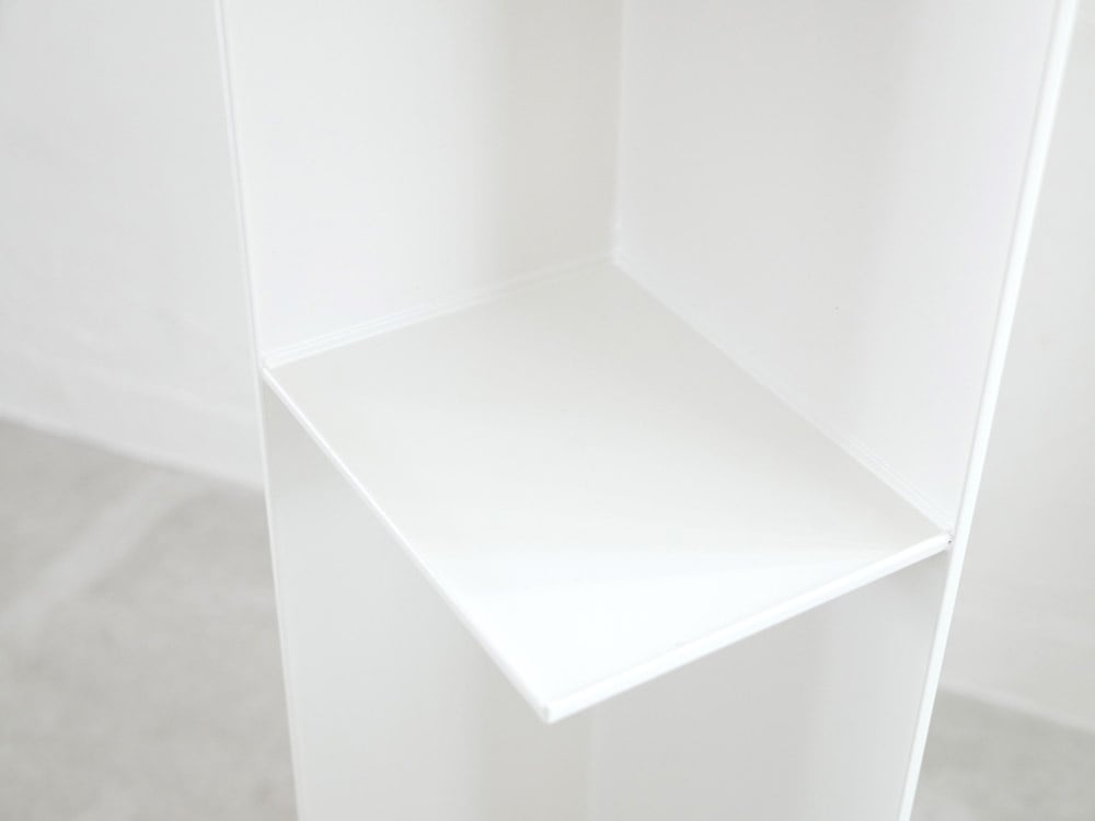 YAMAZAKI/towerのスリムトイレラック、グレーのスチール製で二段の棚が備わったデザイン