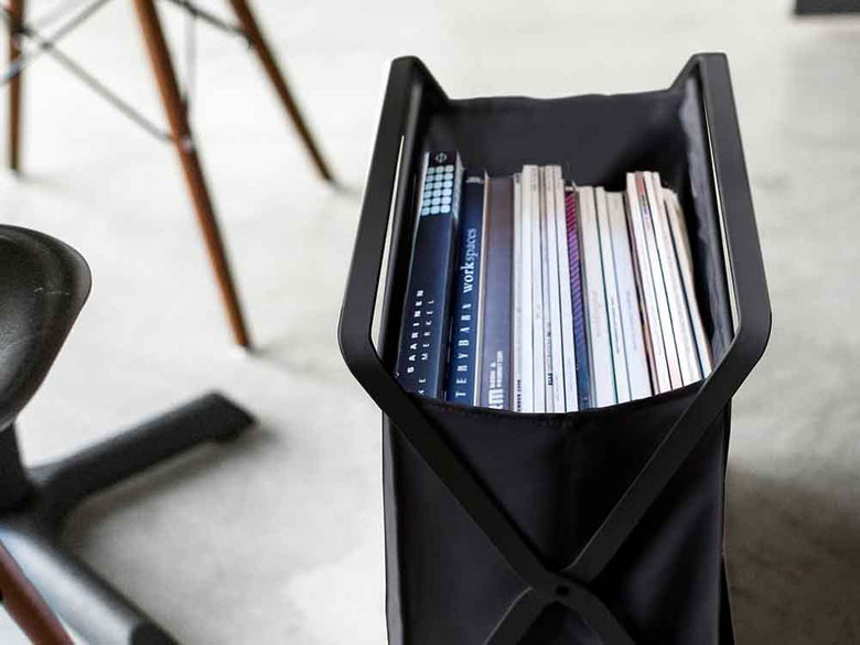 YAMAZAKI/towerブランドのグレー色手荷物収納ボックス。スチールフレームとプラスチック製棚を備えた頑丈なシェルビングユニット