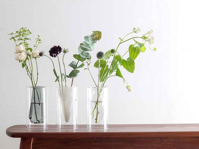 POSH LIVINGのガラス製フロートベースにアレンジされたカットフラワーの花束