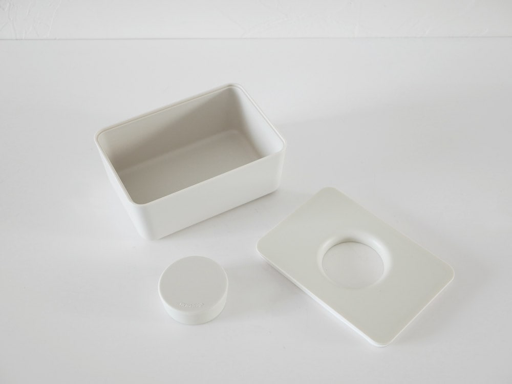 sarasa designのシリコン蓋付きウェットティッシュホルダー。ABS製でキッチンカウンターに置かれたデザイン性の高い収納用品。