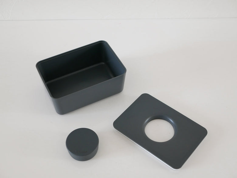 サラサデザインのシルバー色プラスチック製ウエットティッシュホルダー。ABS本体とシリコン蓋を備えたキッチン収納容器