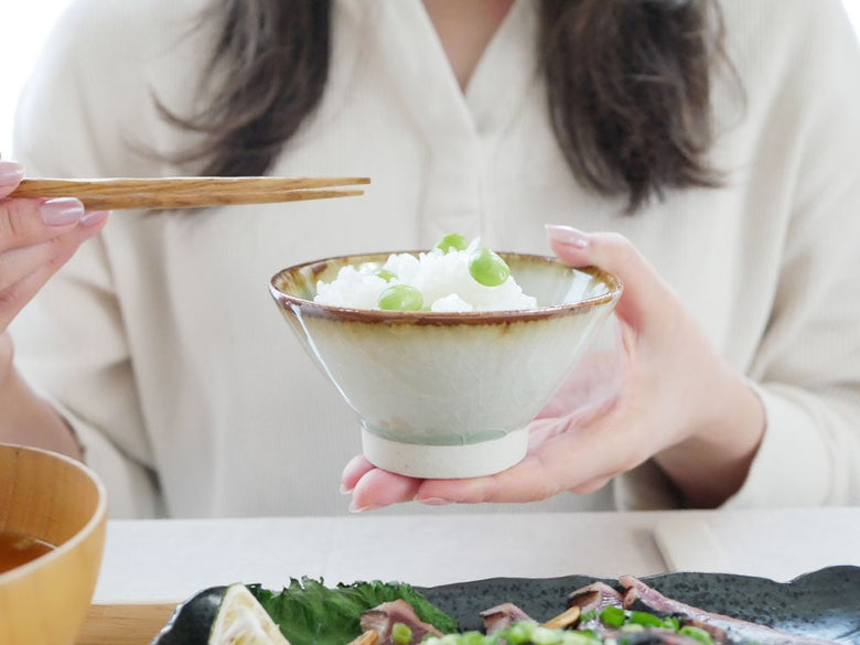 美濃焼アデペシュOTOHAボウルに白米が盛られています