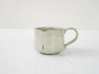 南窯/EDITIONSの手作り荒粉引マグカップ。天然素材のセラミックにシルバーとニッケルの装飾が施されたスタイリッシュなサーブウェア。
