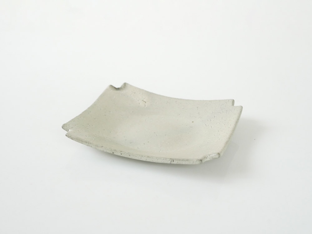 南窯ブランドの手作り陶器菓子皿、荒粉引き隅切デザイン