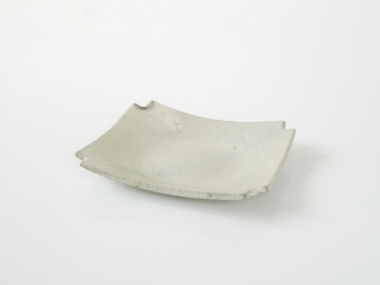 南窯ブランドの手作り陶器菓子皿、荒粉引き隅切デザイン