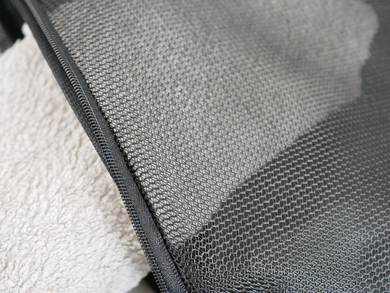 サラサデザインのリバーシブルランドリーネット、グレーとシルバーのメッシュデザイン、ポリエステル製