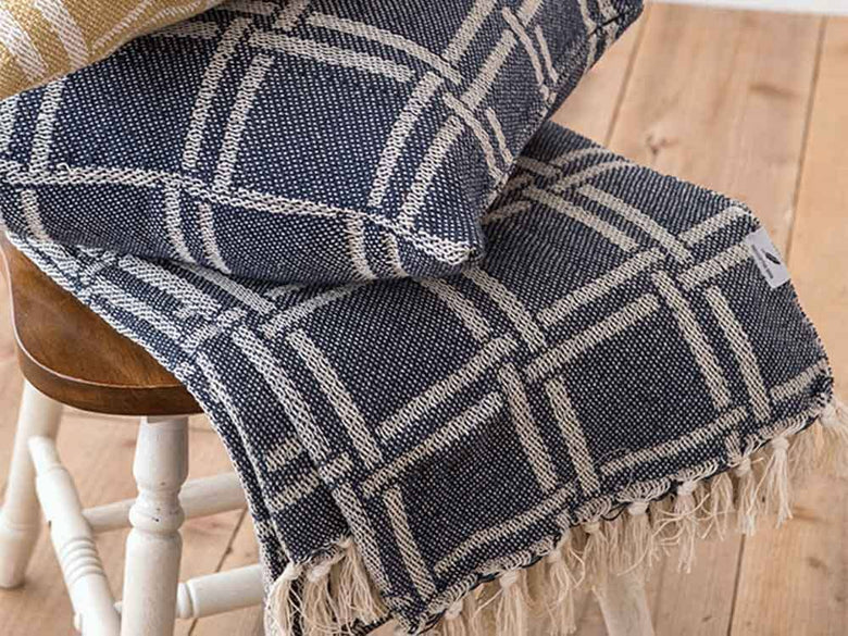ポッシュリビングのグレータータンチェッククッションカバー