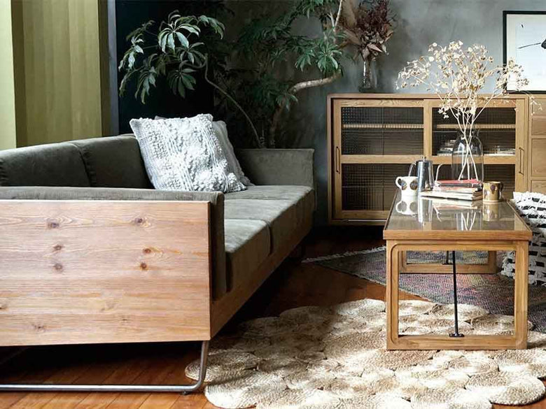 a.depecheのブラウンソファと木製フロア