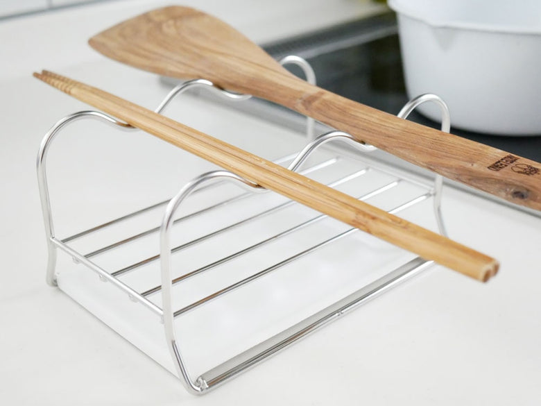 UtaUマルチスタンドに調理器具が掛かっている