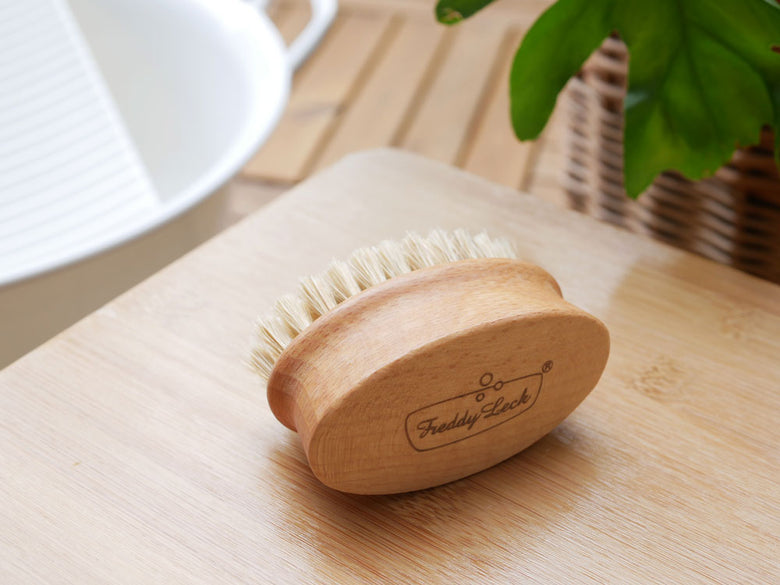 FREDDY LECKの豚毛とビーチウッド製ランドリーブラシ