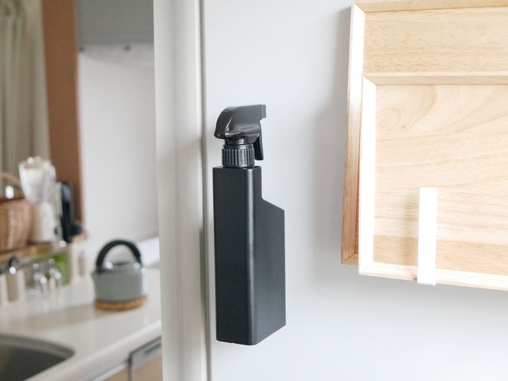 タワーマグネットスプレーボトルがキッチンに設置された様子