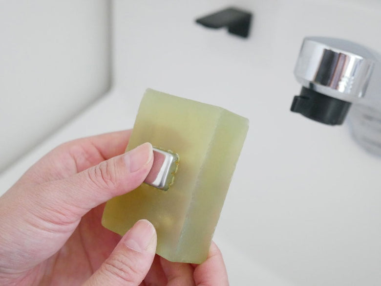 タワーのフィルムフックマグネットと石鹸ホルダー