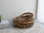 ホーンプリーズ製ナチュラルウィッカーストレージバスケットがリビングに置かれている