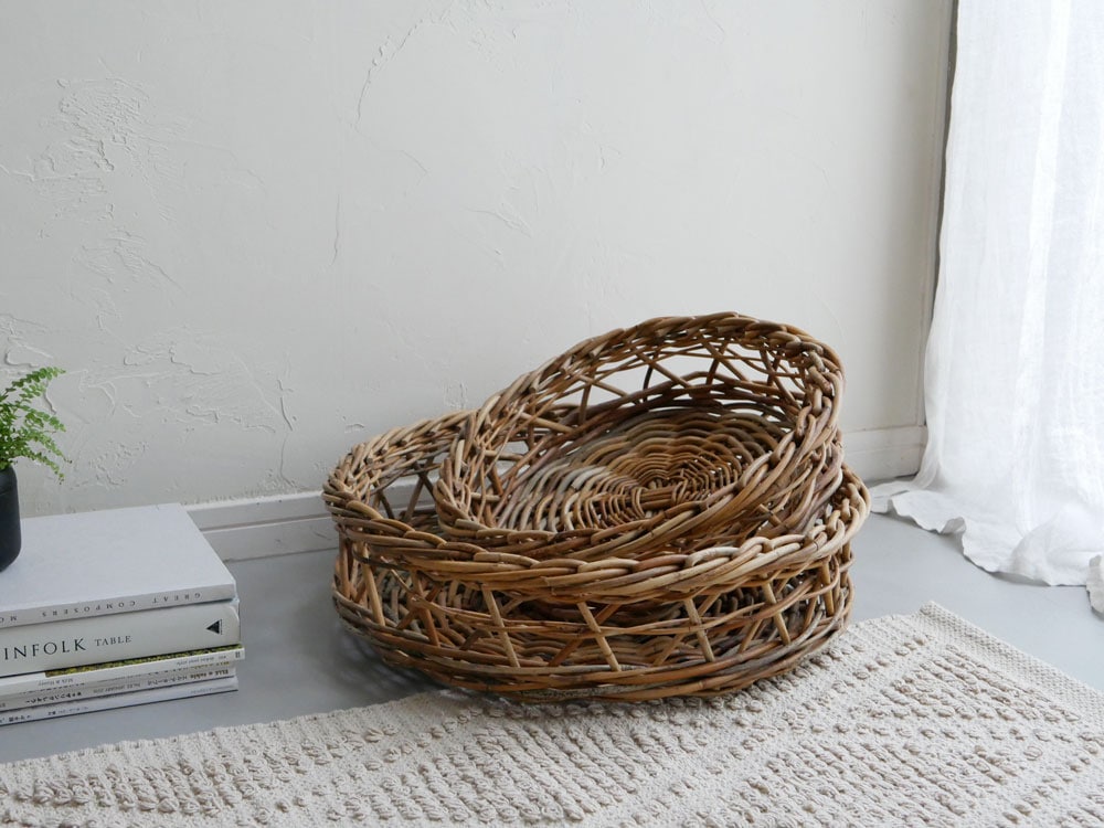 ホーンプリーズ製ナチュラルウィッカーストレージバスケットがリビングに置かれている