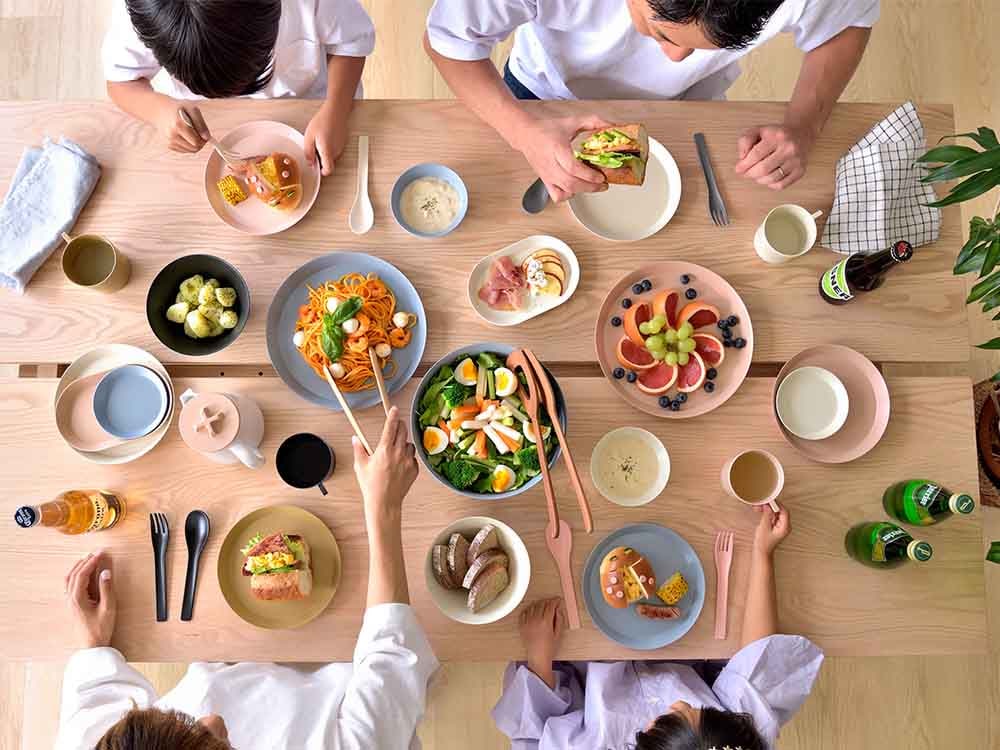 サラダが盛られた薄手のオーバルプレート