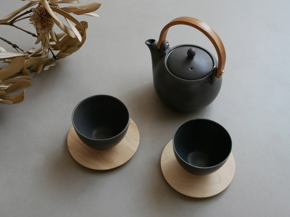 SALIUの山桜茶敷、陶器製の白いコースター