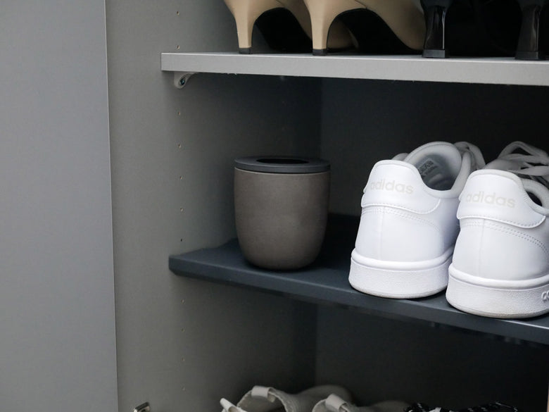 灰色のMARNAコーヒー消臭ポットがシルバーの棚に置かれている