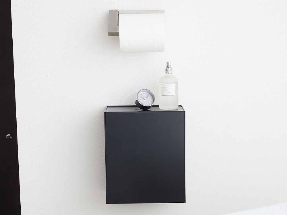 タワーブランドのウォールトイレポットとペーパータオルホルダー