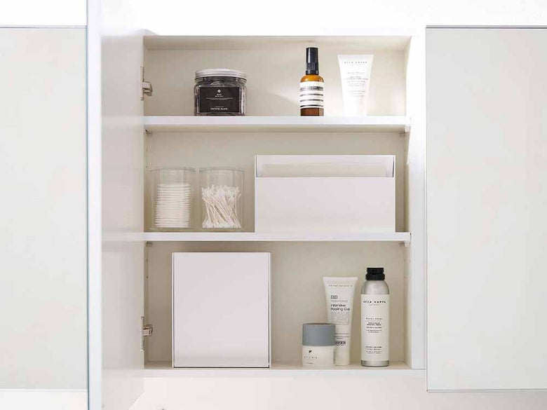 浴室の収納棚に設置されたYAMAZAKIタワーのウォールペーパーホルダー