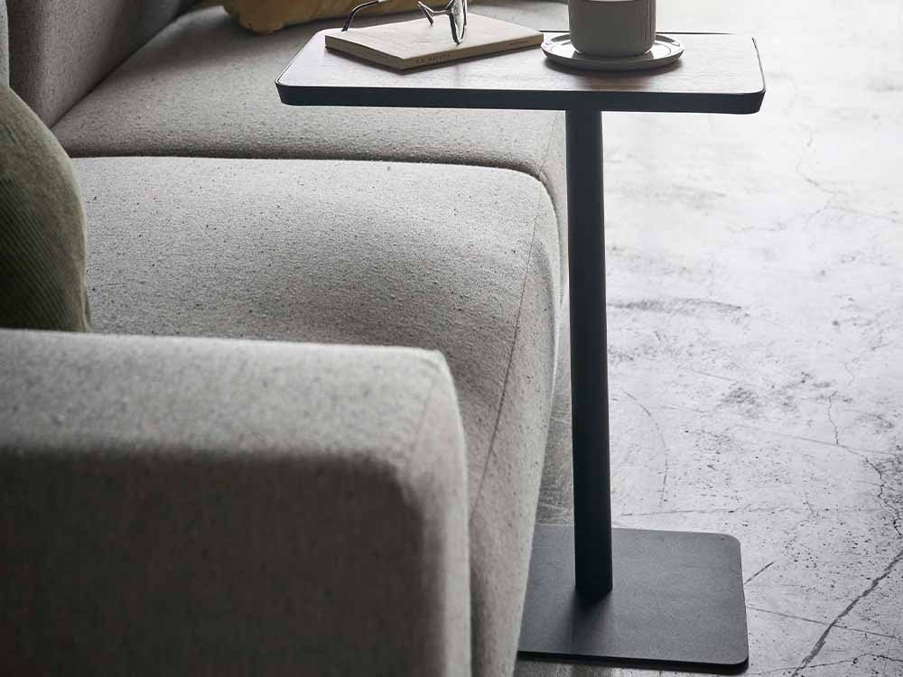ソファに差し込まれたYAMAZAKIタワーサイドテーブル