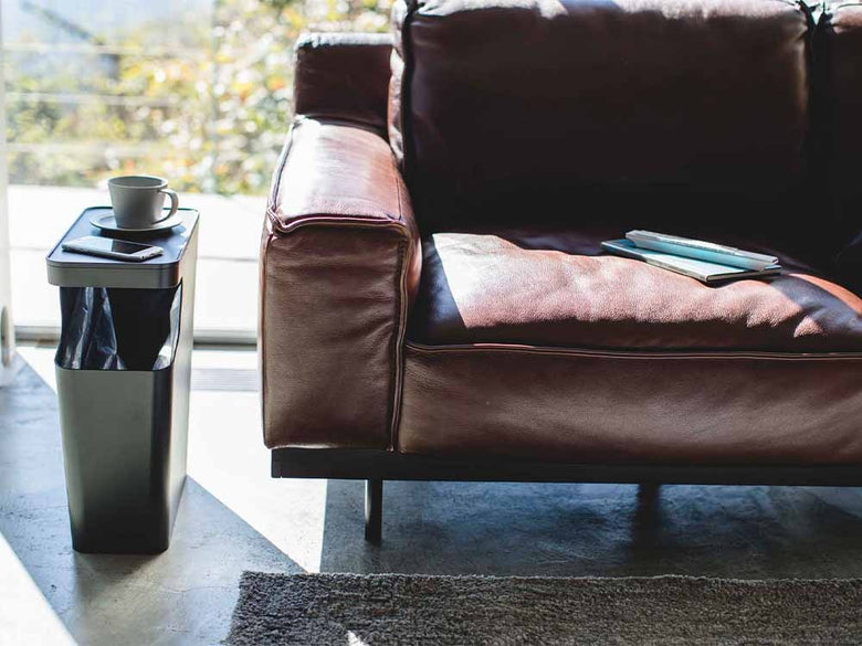 YAMAZAKIタワーダストボックスとサイドテーブルが置かれたリビングルーム