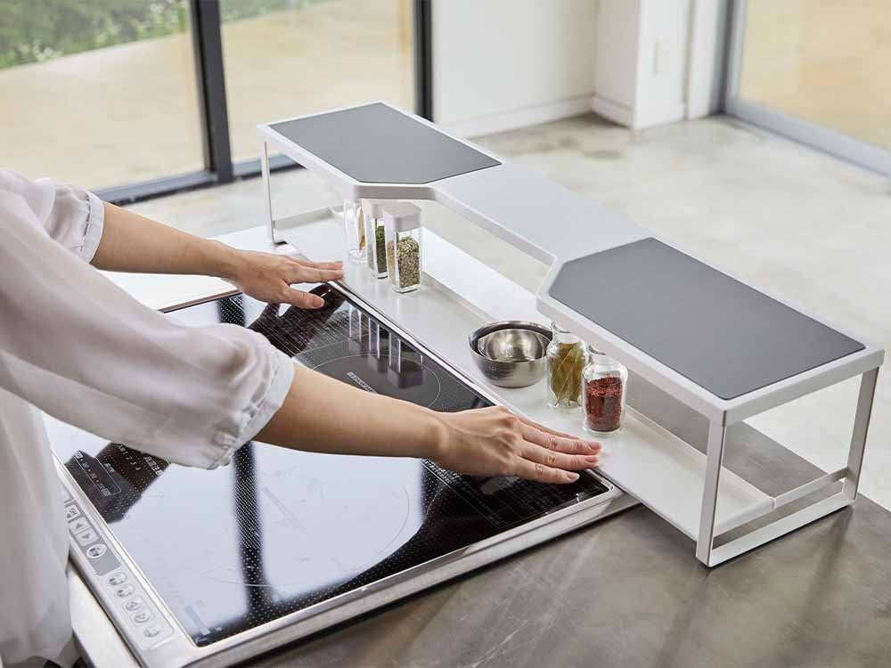 シルバーのスチール製コンロ用奥ラック 排気口カバー付き