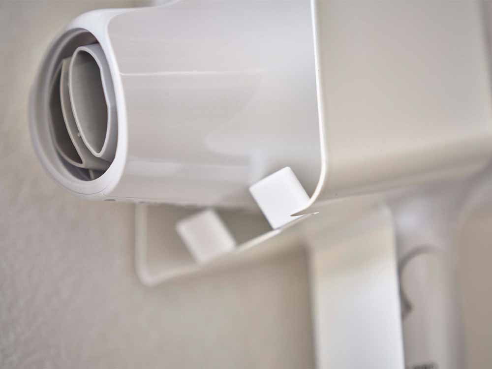 タワー引っ掛けドライヤーホルダーがタオルバーに取り付けられている様子