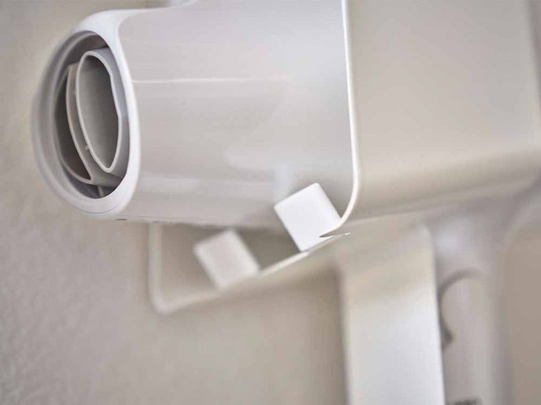 タワー引っ掛けドライヤーホルダーがタオルバーに取り付けられている様子