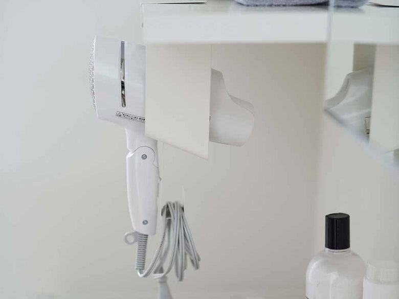 山崎タワーの棚下ドライヤーホルダー